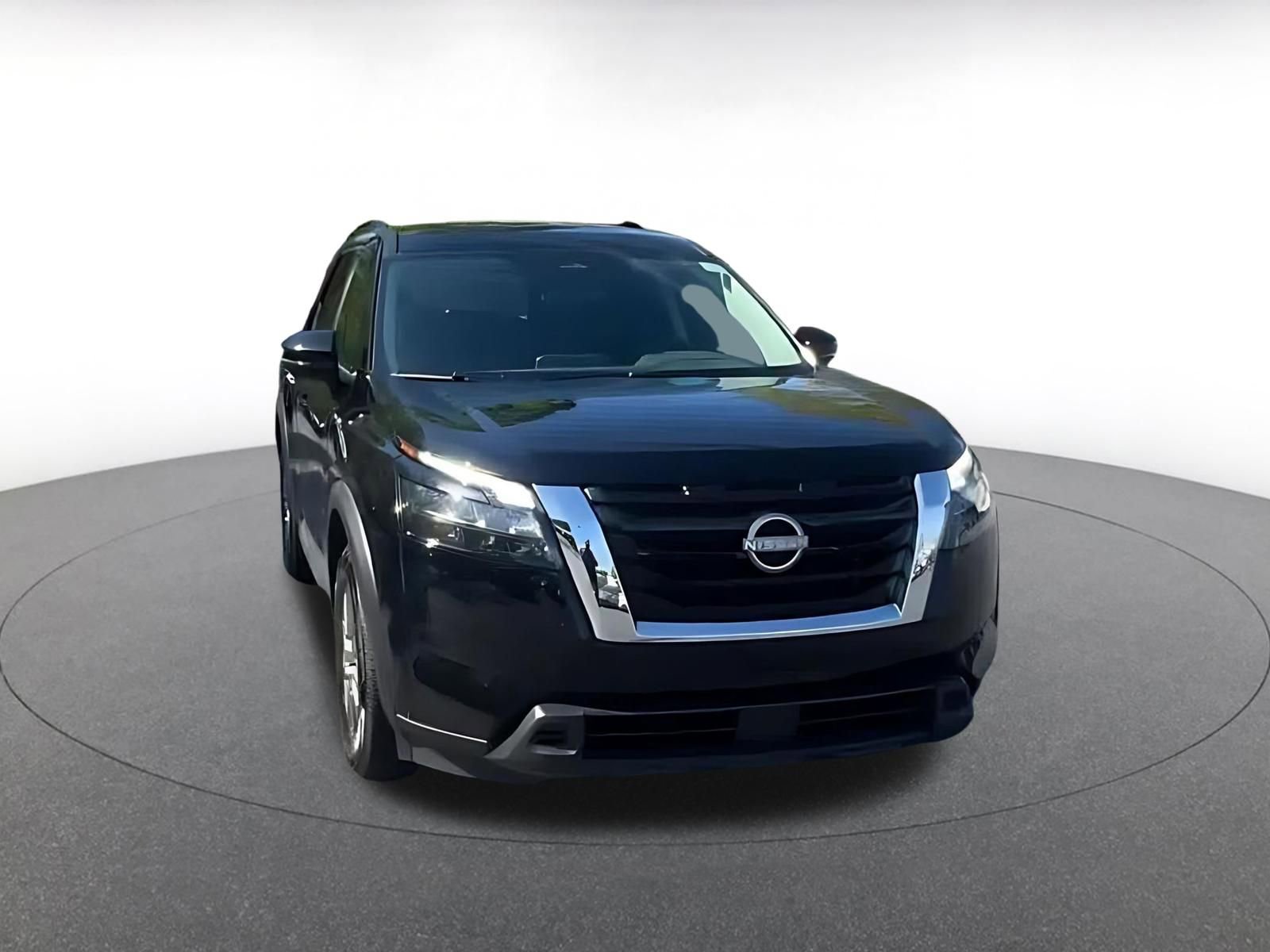 Used 2025 Nissan Pathfinder SV image 3