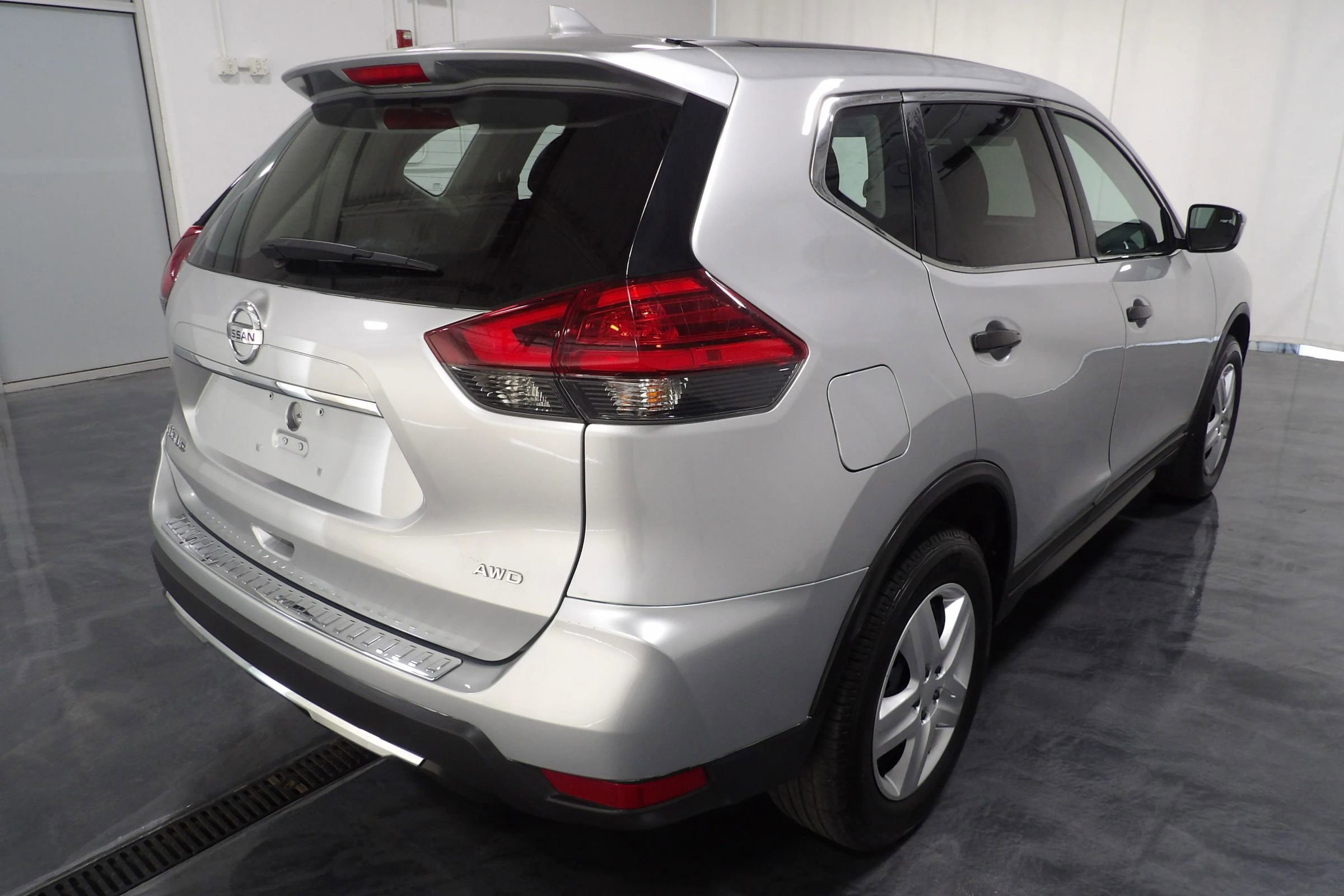 Used 2017 Nissan Rogue S image 4