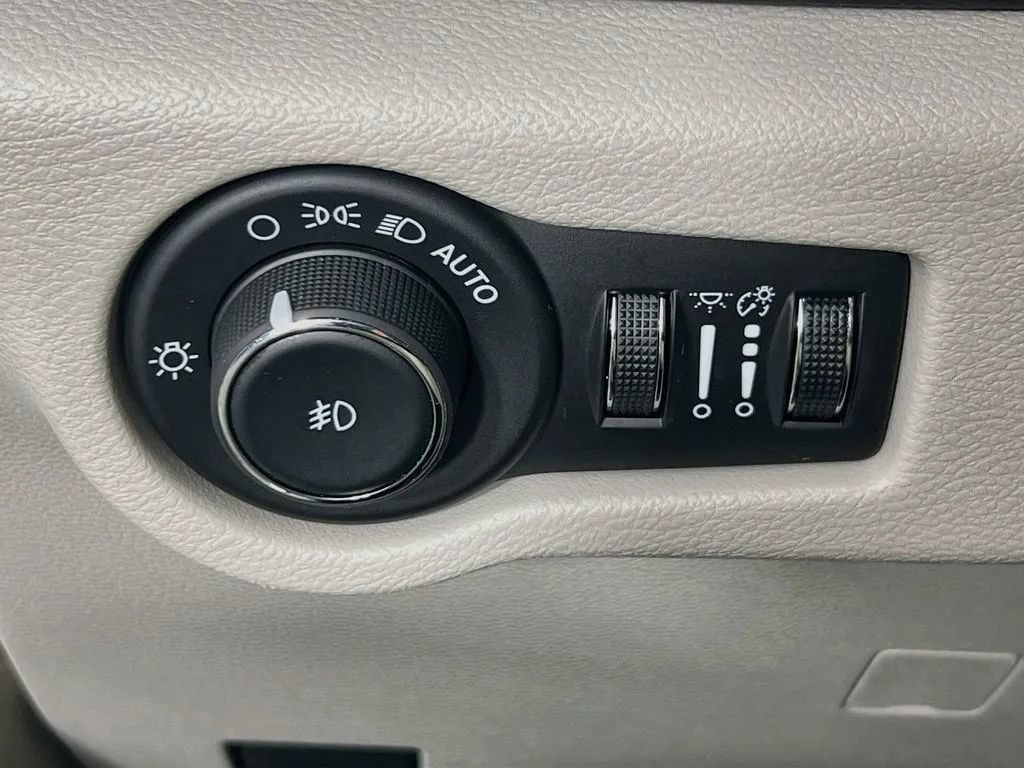 Used 2024 Chrysler Pacifica Limited FWD image 11