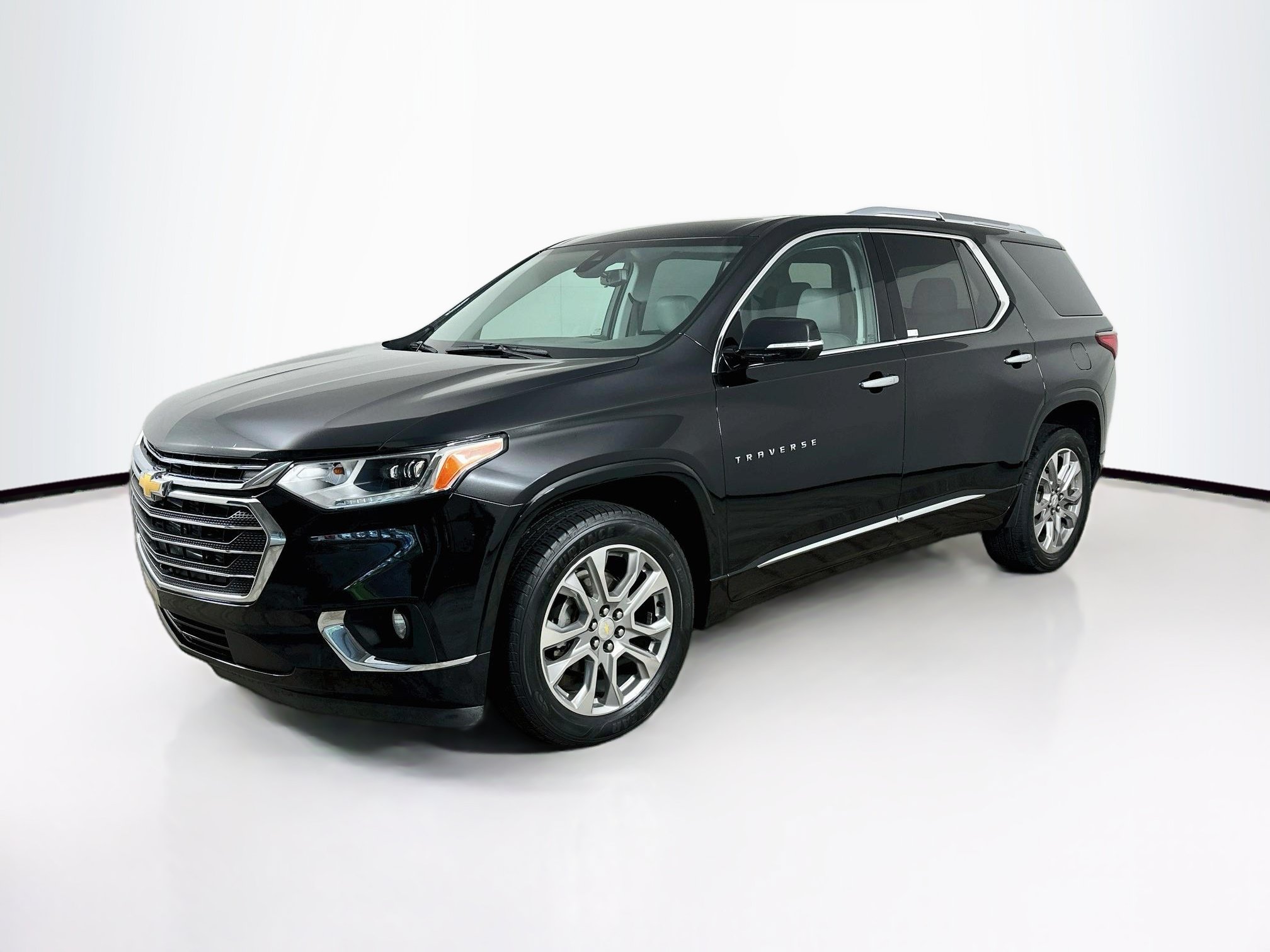 Used 2019 Chevrolet Traverse Premier w/ Driver Confidence II Package FWD image 3