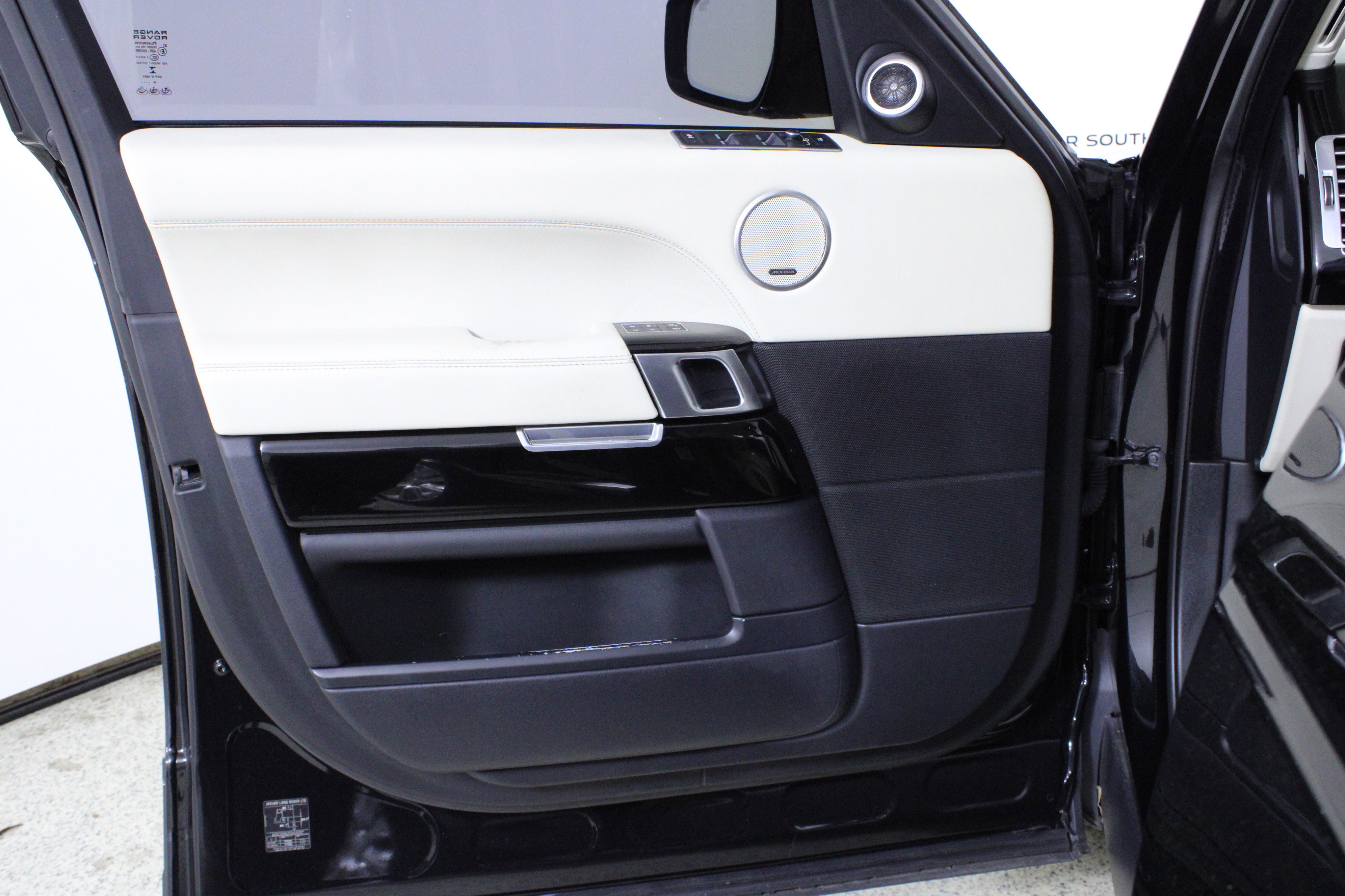 Used 2016 Land Rover Range Rover Supercharged image 19