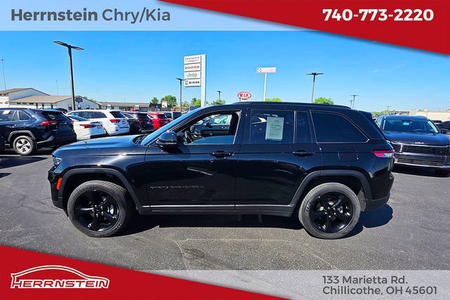 Used 2023 Jeep Grand Cherokee Altitude AWD/4WD image 4