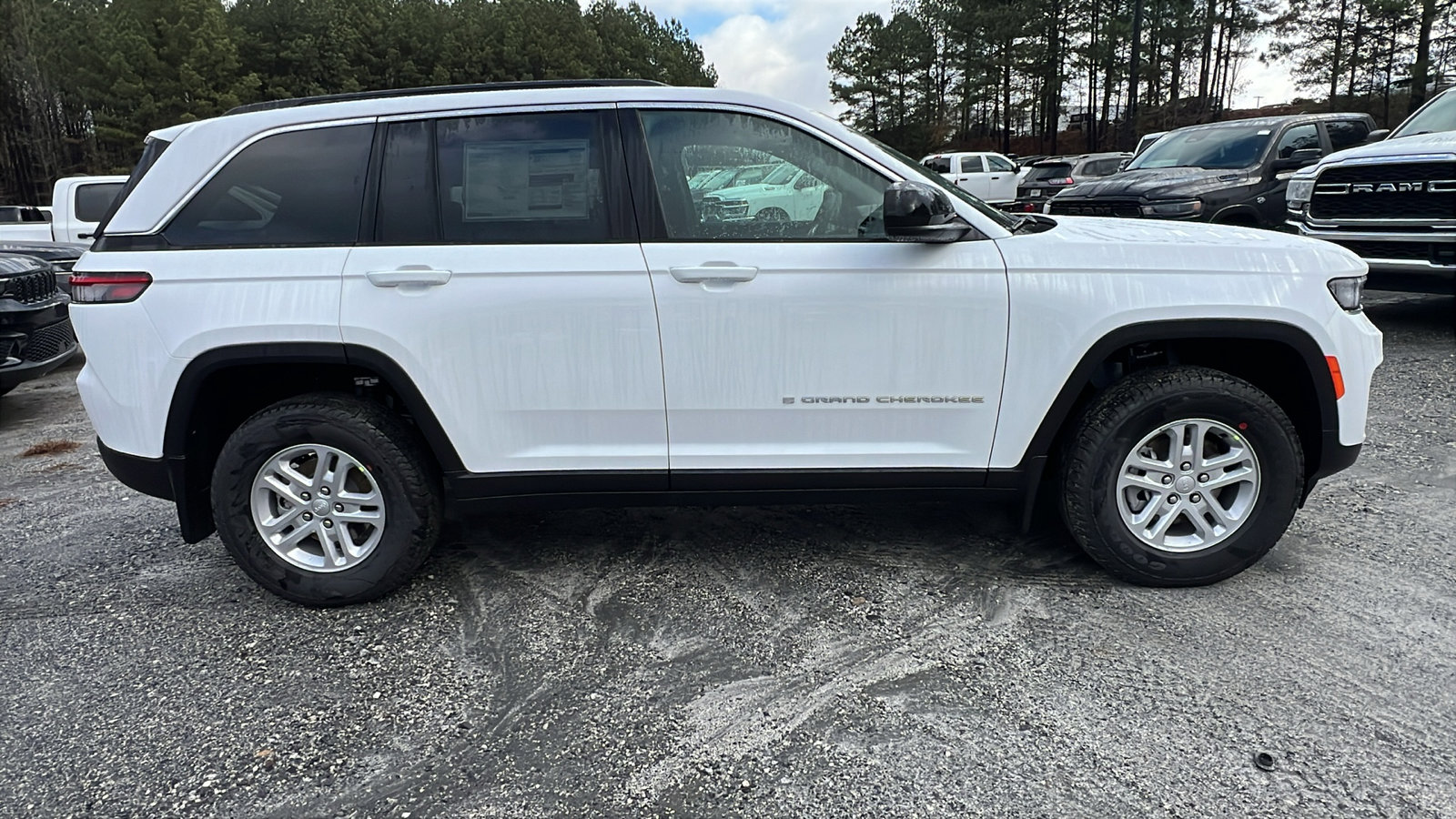 New 2025 Jeep Grand Cherokee Laredo image 7