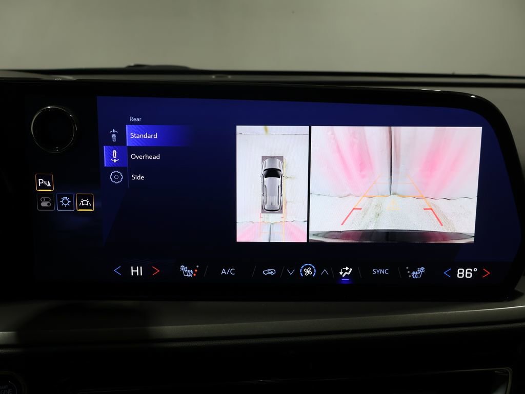 Used 2024 Chevrolet Traverse LT image 30