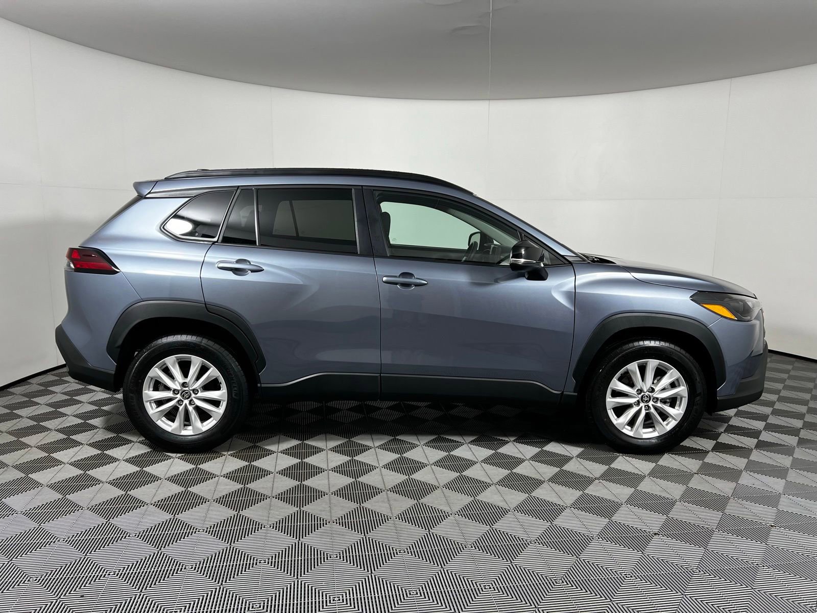Used 2026 Toyota Corolla Cross LE FWD image 4