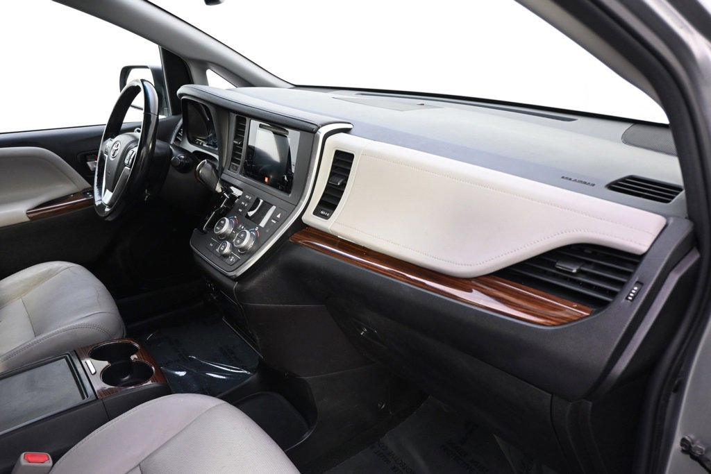 Used 2017 Toyota Sienna Limited Premium image 12