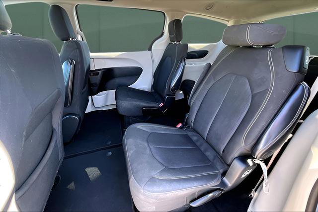 Used 2022 Chrysler Voyager LX image 20