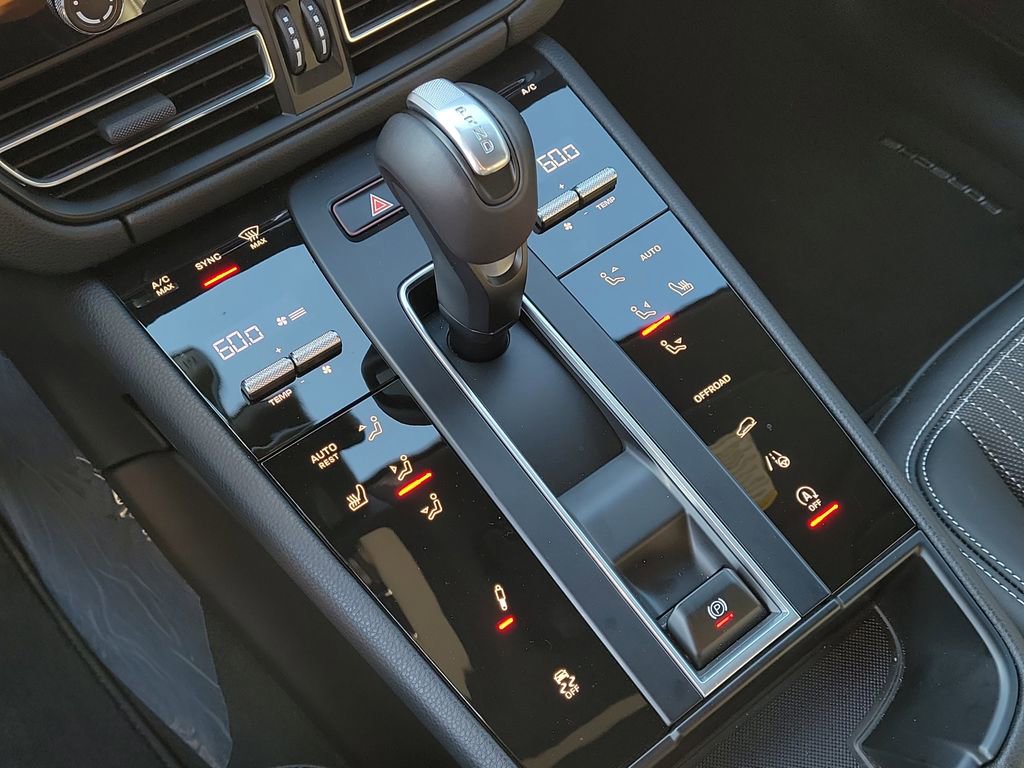 Certified 2025 Porsche Macan Turbo image 32