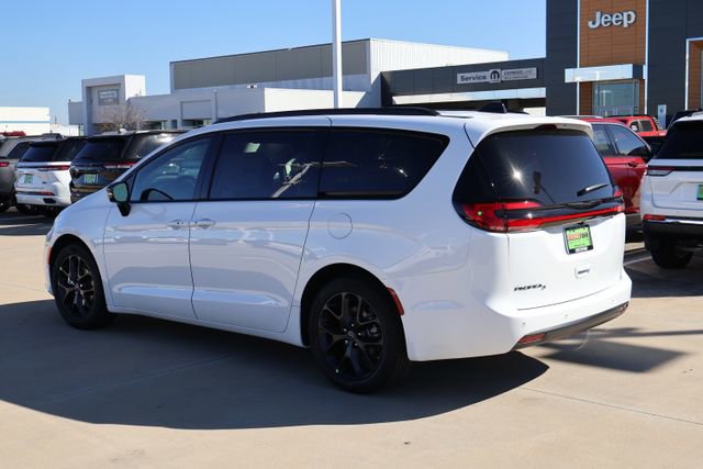 New 2026 Chrysler Pacifica Select image 5