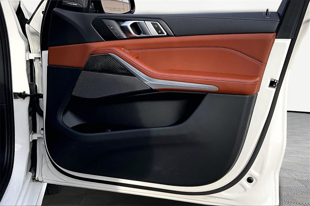 Used 2025 BMW X7 M60i w/ Climate Comfort Package image 24