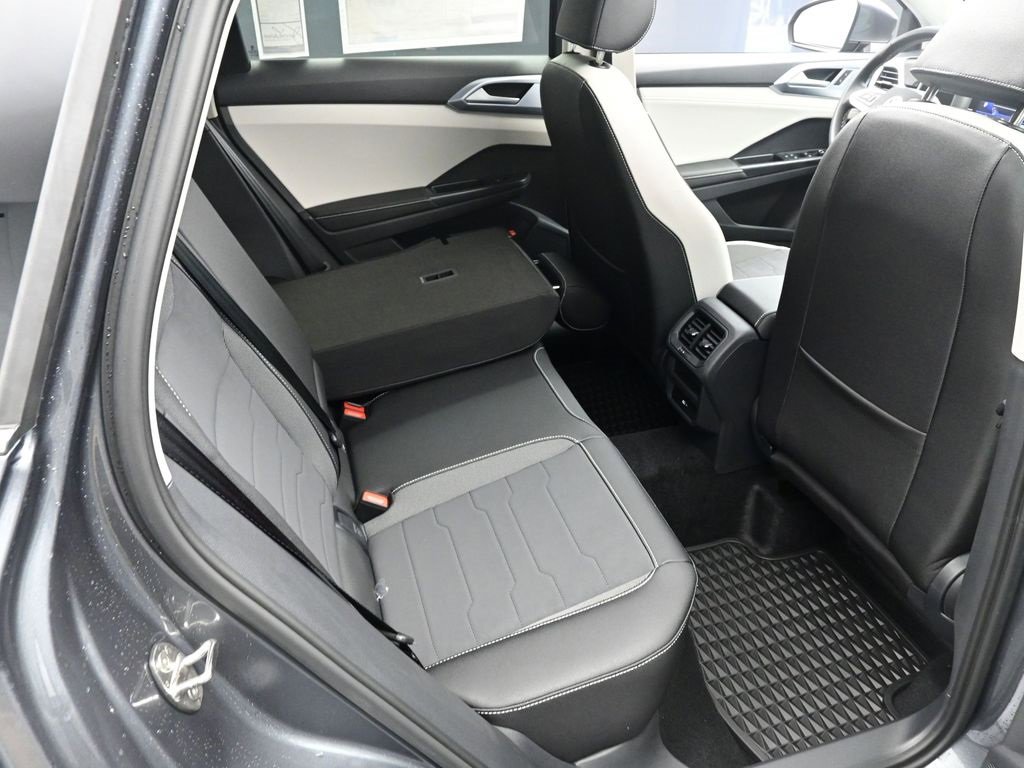 New 2025 Volkswagen Taos SE image 28