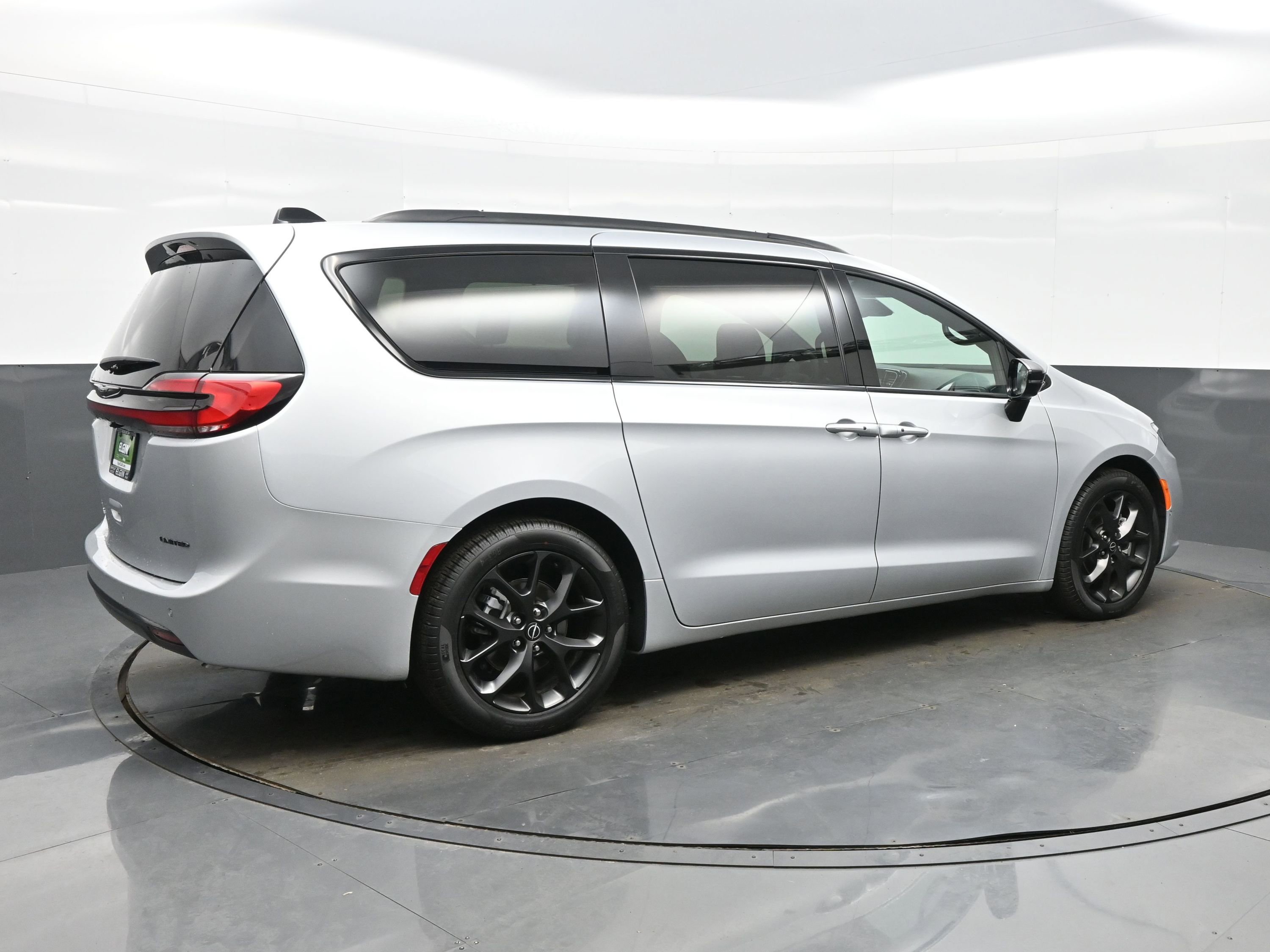 New 2026 Chrysler Pacifica Limited w/ S Appearance Package image 6