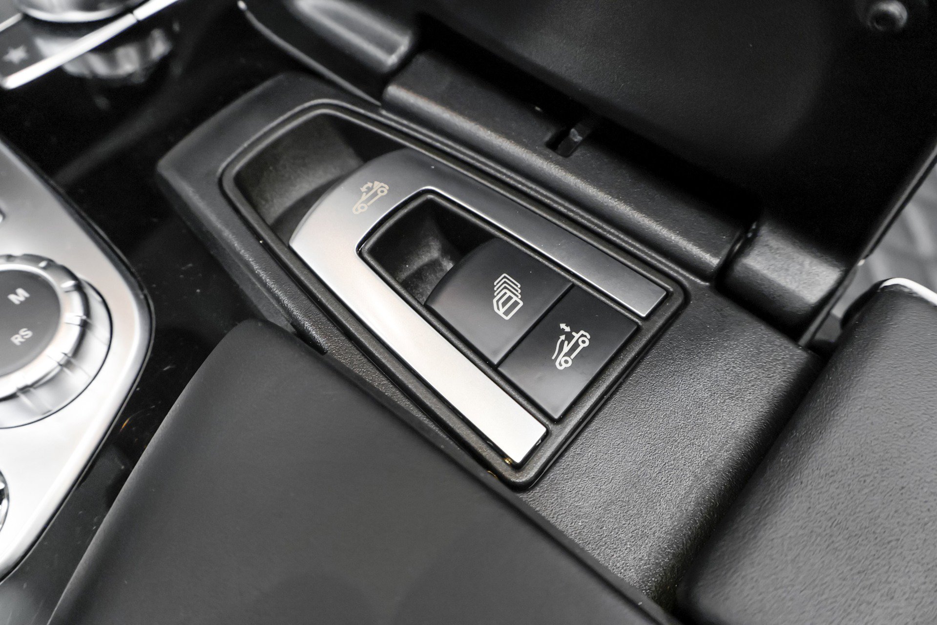 Used 2015 Mercedes-Benz SL 63 AMG w/ Driver Assistance Package image 40