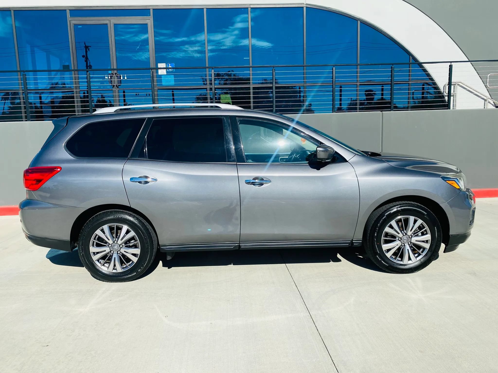 Used 2019 Nissan Pathfinder SL FWD image 9