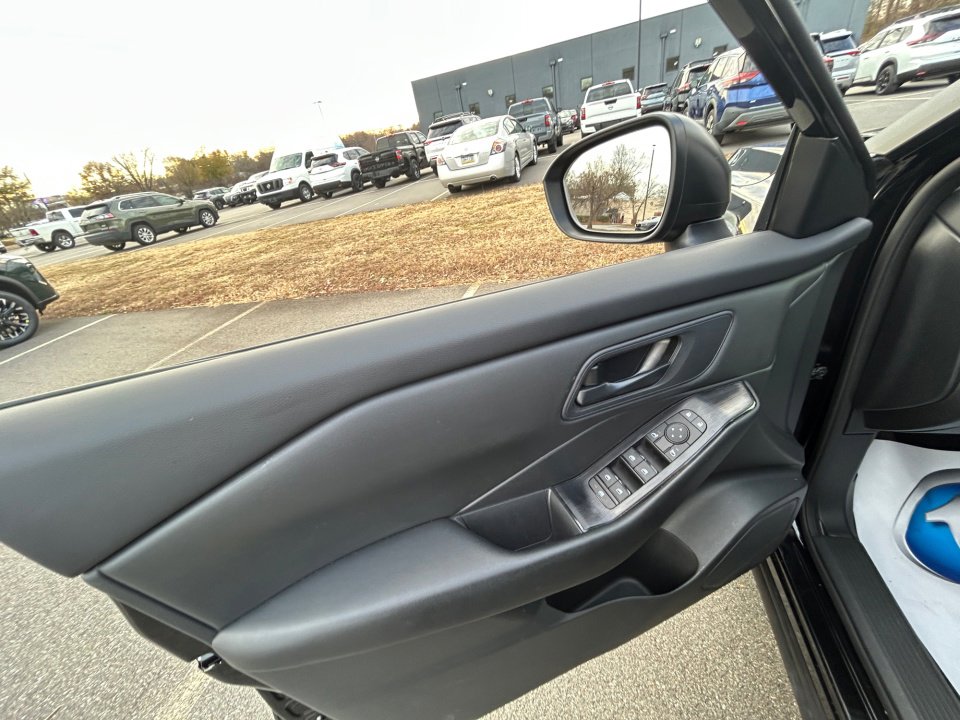 Used 2025 Nissan Rogue S image 32