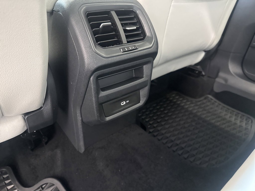 Certified 2025 Volkswagen Taos SE image 28