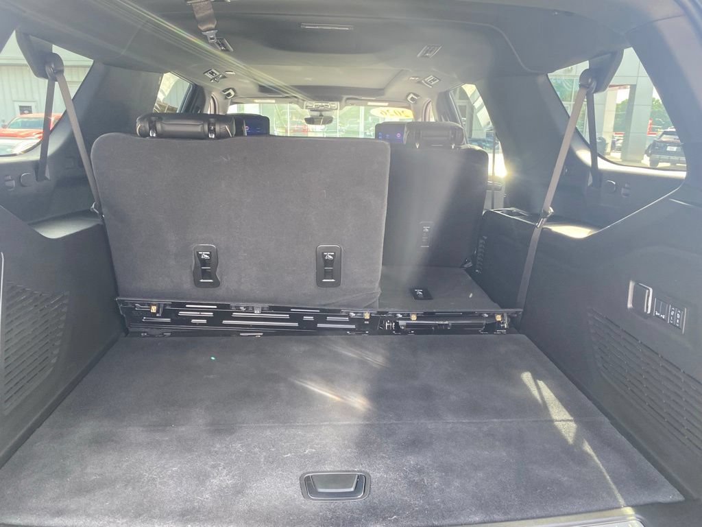 Used 2026 Chevrolet Suburban Premier AWD/4WD image 12