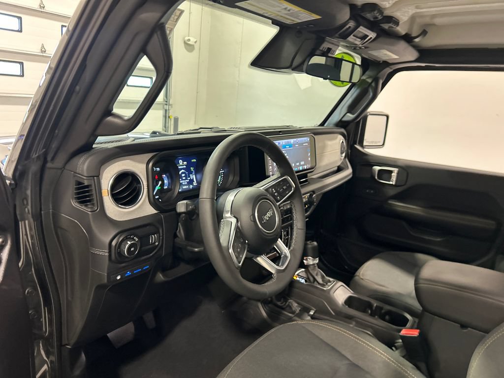 Used 2025 Jeep Wrangler Unlimited Sahara AWD/4WD image 17