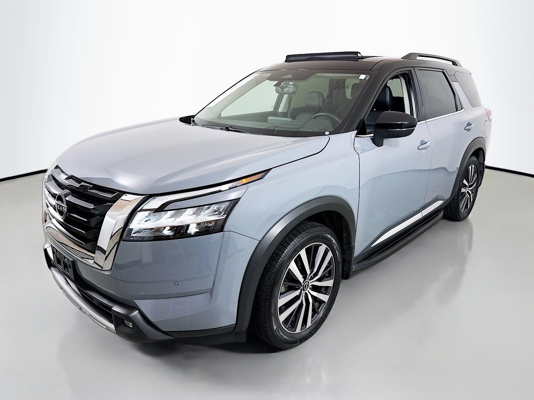 Used 2022 Nissan Pathfinder Platinum w/ Cargo Package image 3