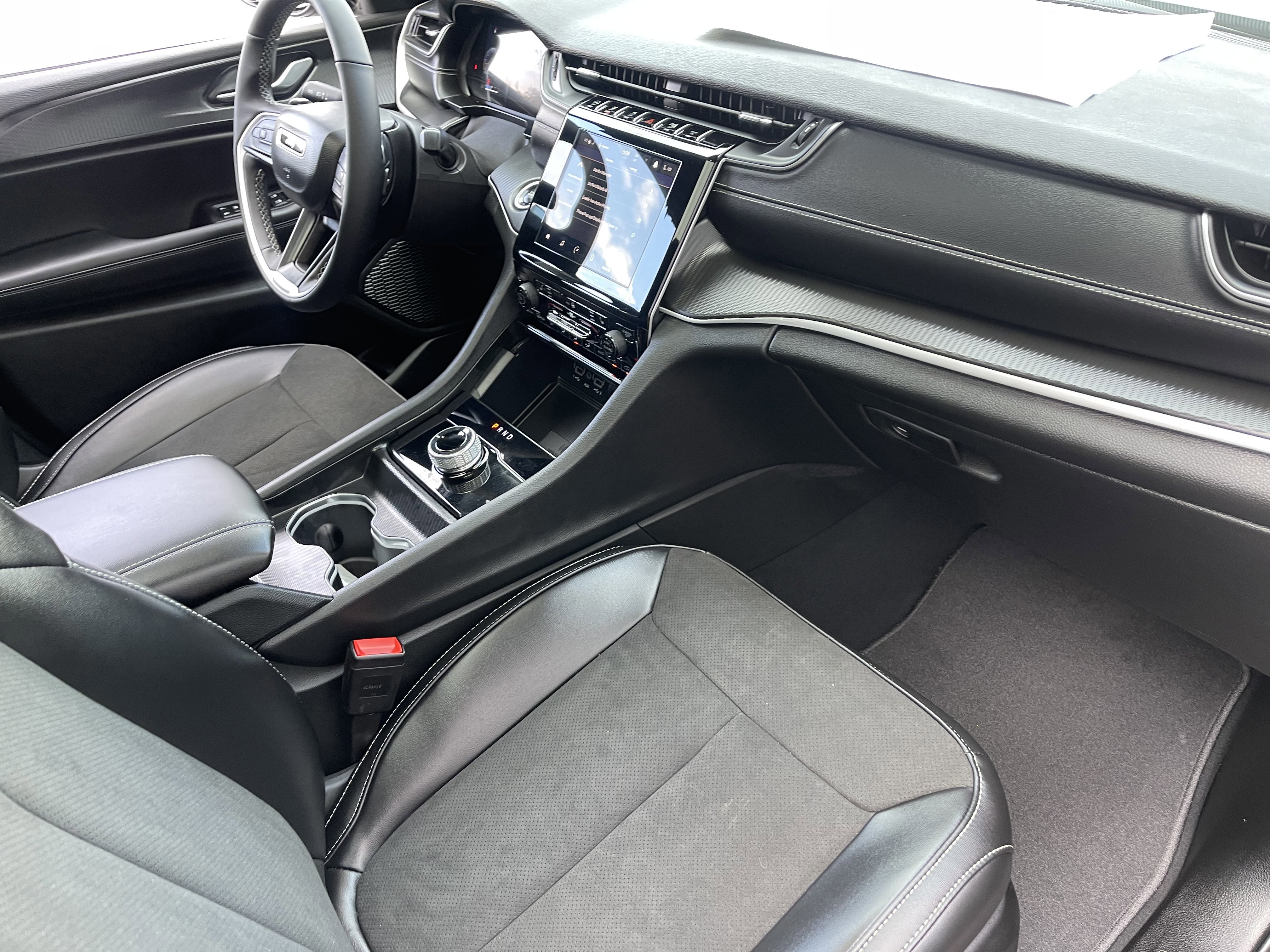 New 2025 Jeep Grand Cherokee Altitude image 28