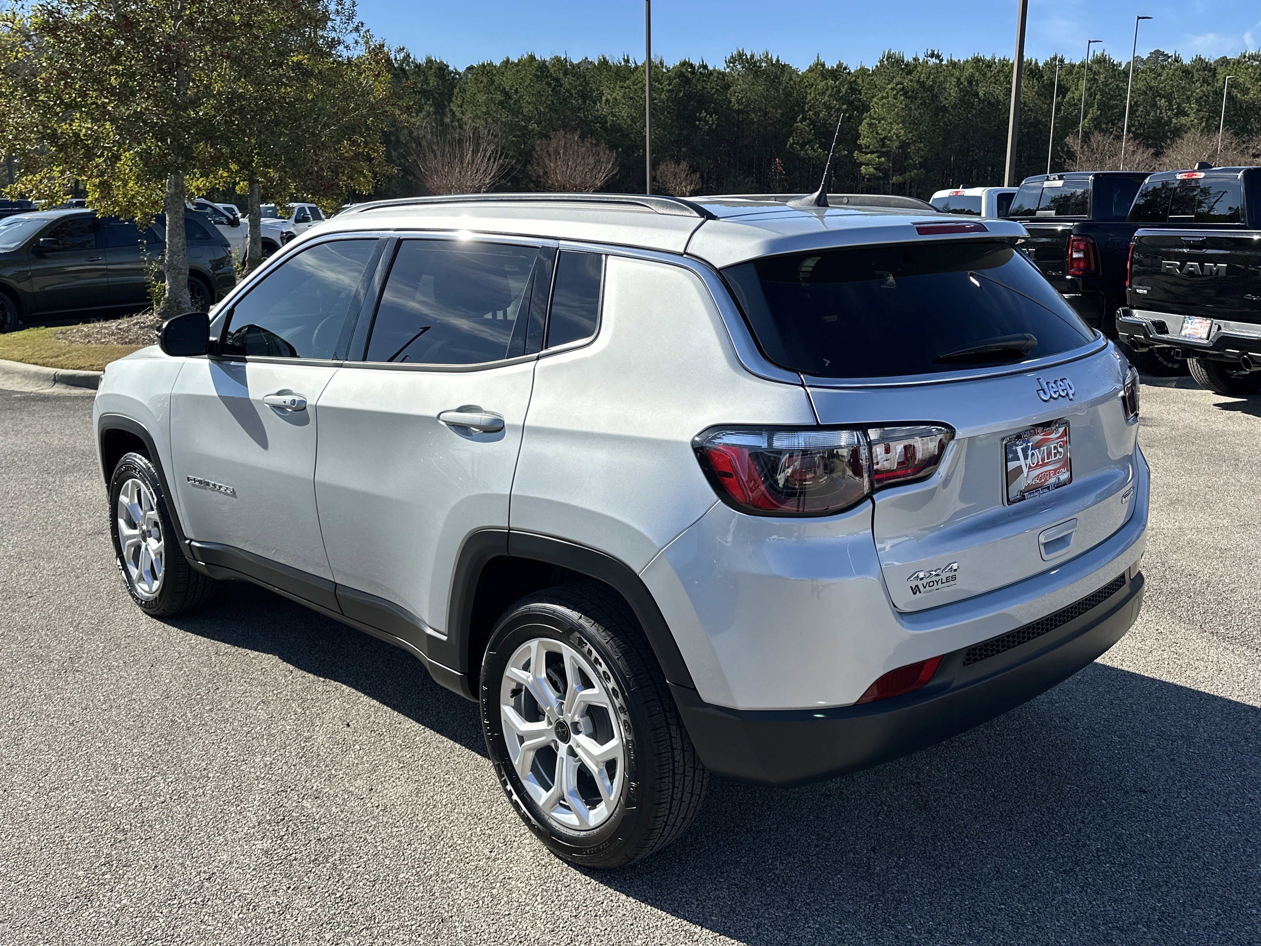 Used 2025 Jeep Compass Latitude image 5