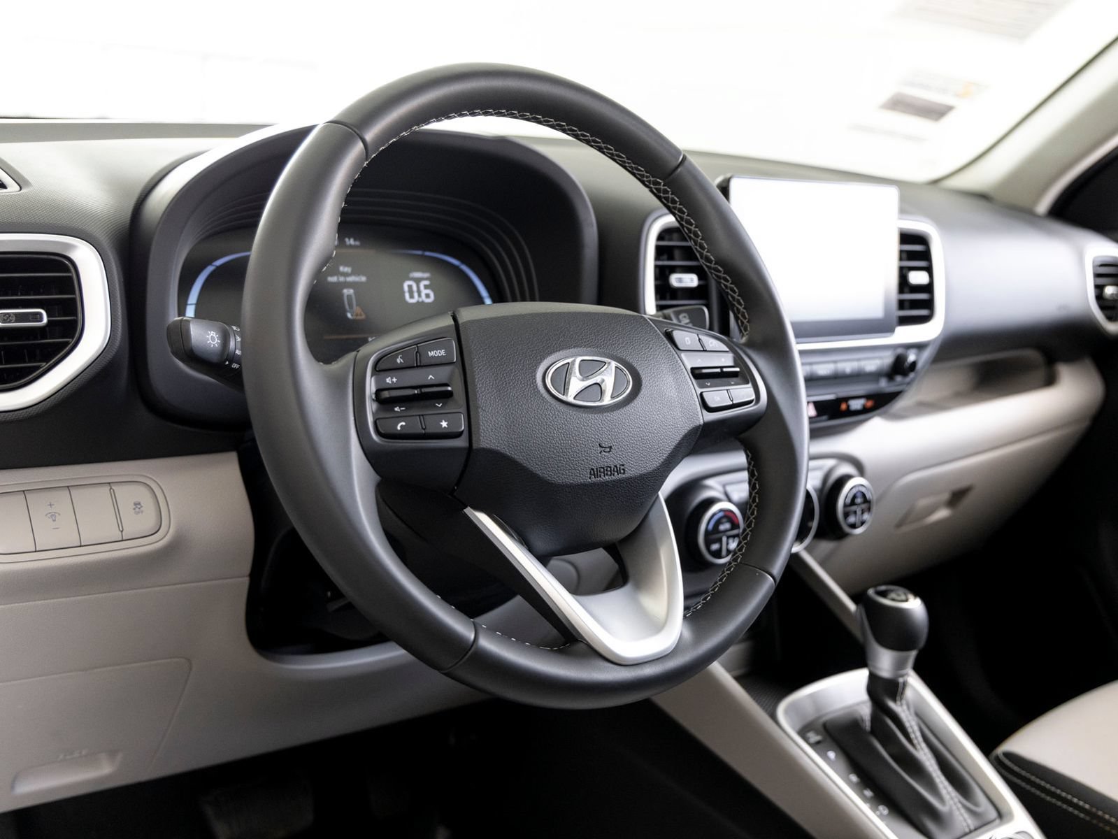 Used 2025 Hyundai Venue SEL FWD image 13