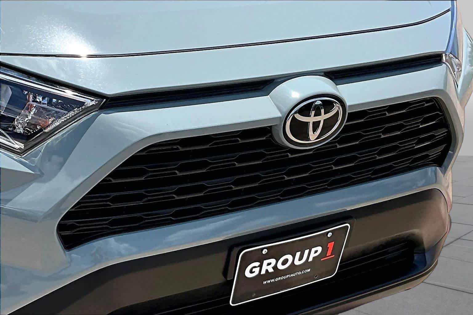 Used 2020 Toyota RAV4 XLE Premium FWD image 30