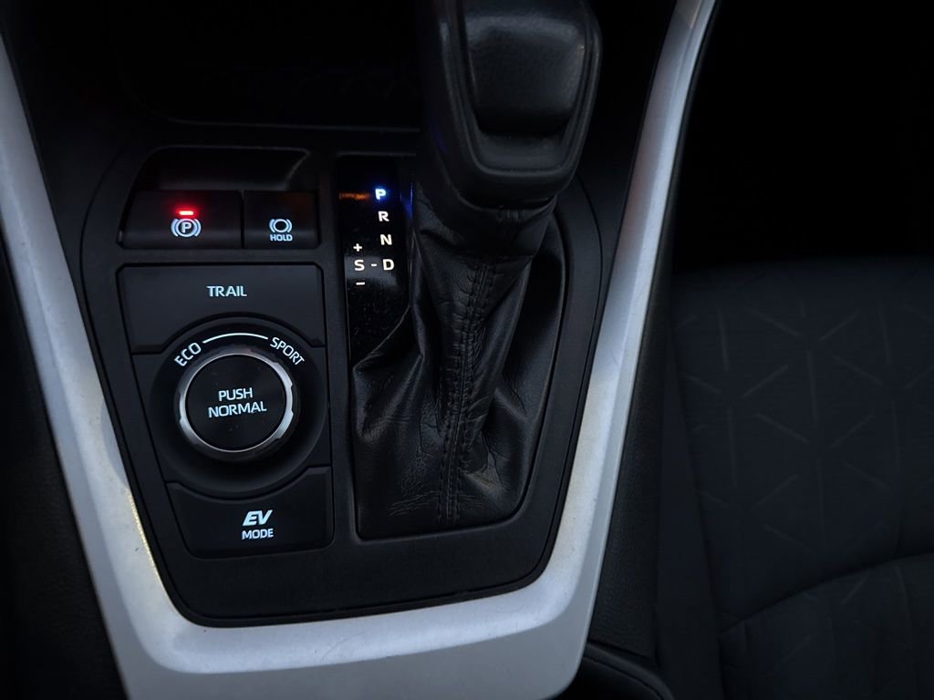 Certified 2020 Toyota RAV4 XLE image 31