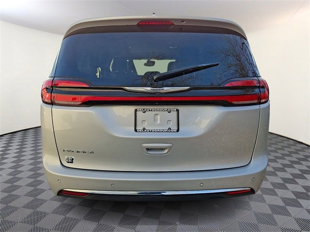 Used 2023 Chrysler Pacifica Touring-L image 5