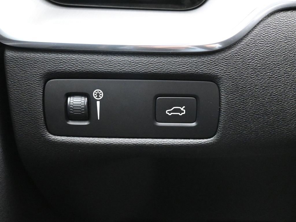 Used 2019 Volvo XC60 T6 Momentum w/ Multimedia Package image 25