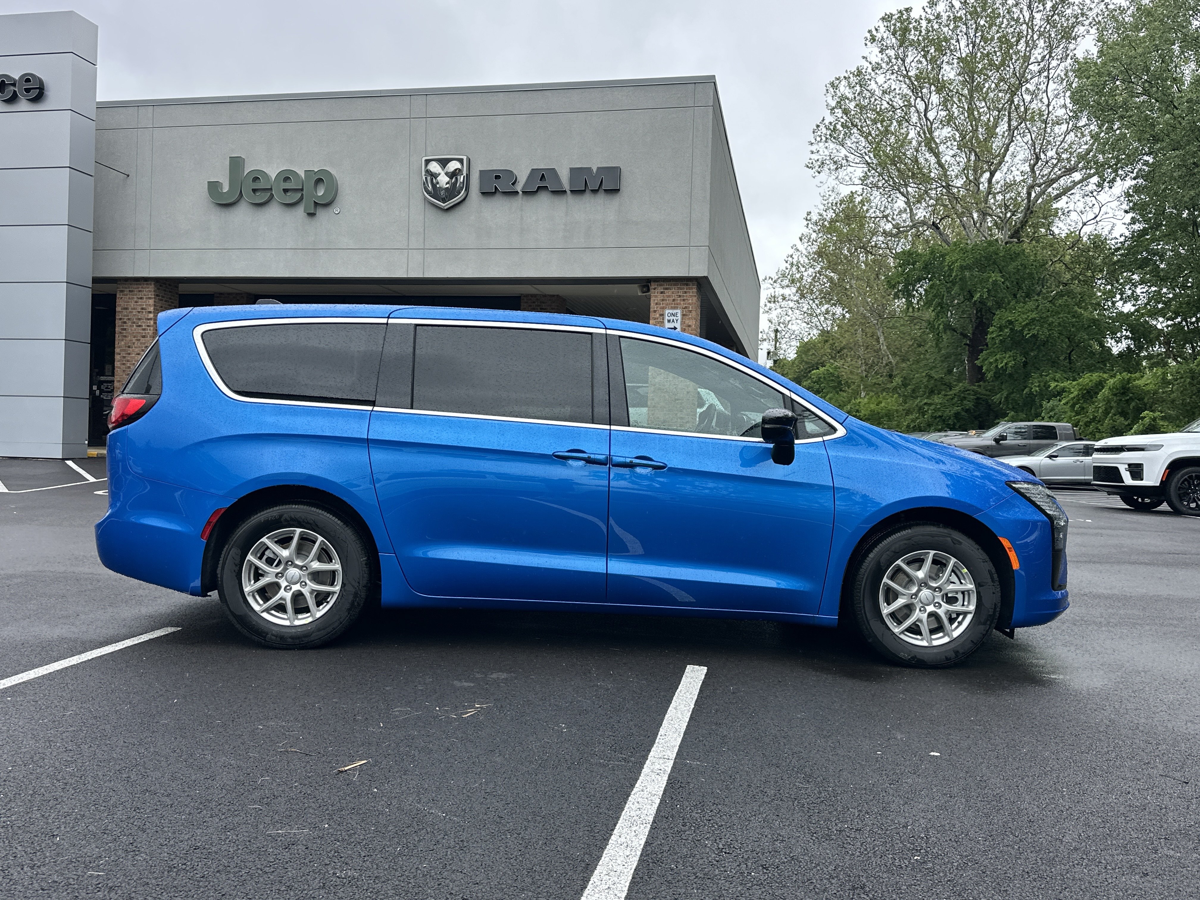 New 2027 Chrysler Pacifica Select FWD image 18