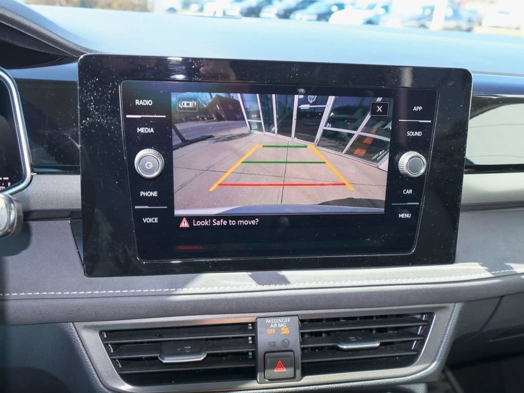 Certified 2025 Volkswagen Taos SE FWD image 19
