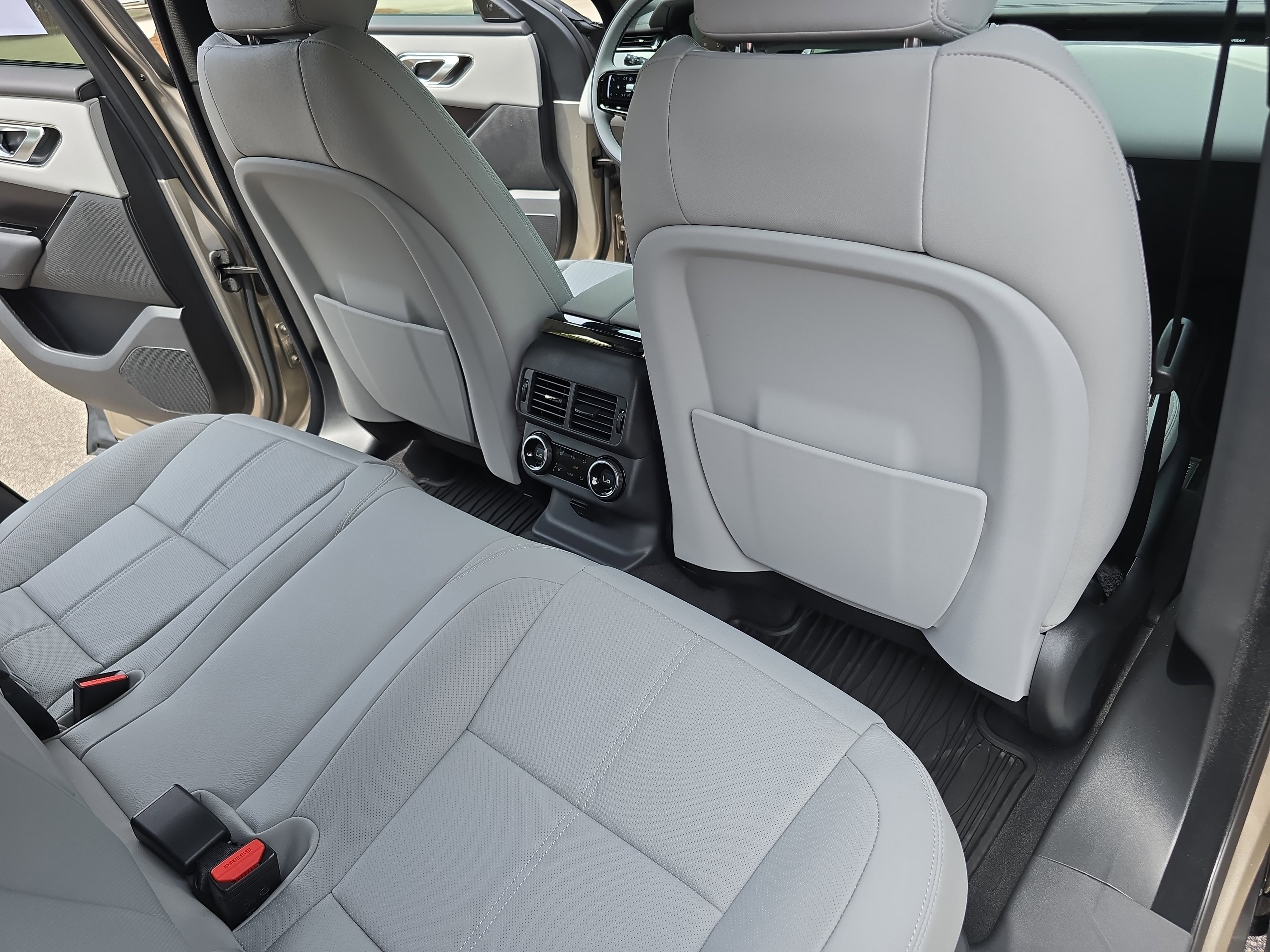 New 2026 Land Rover Range Rover Velar Dynamic SE image 11