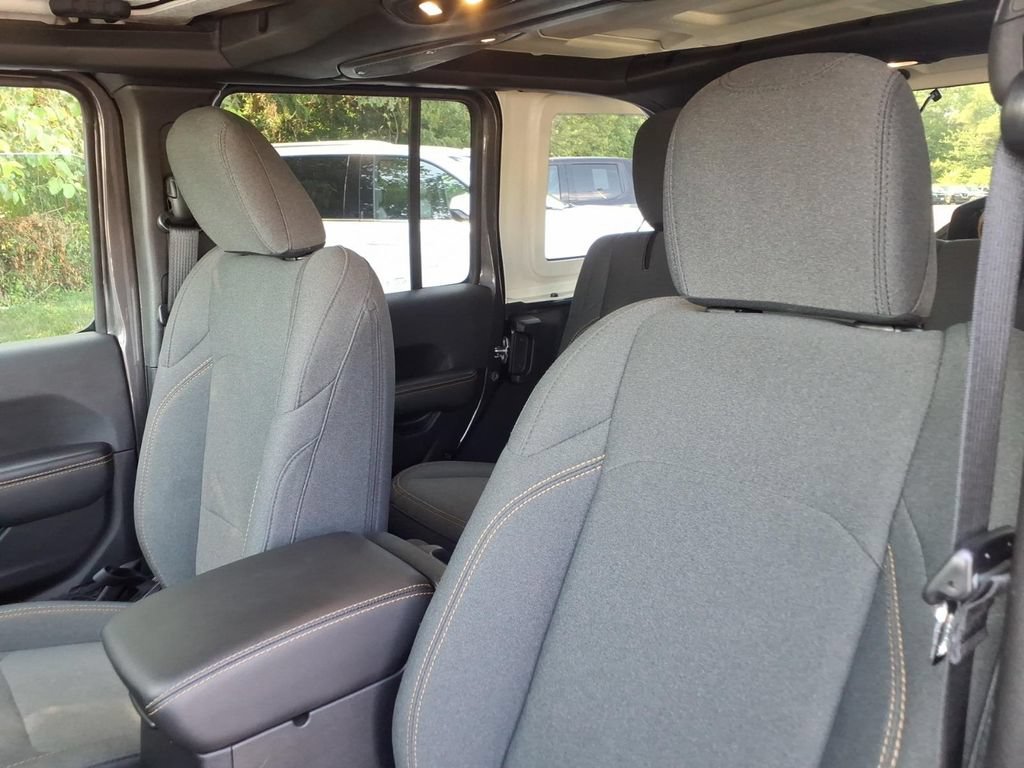 Used 2025 Jeep Wrangler Unlimited Sahara AWD/4WD image 12