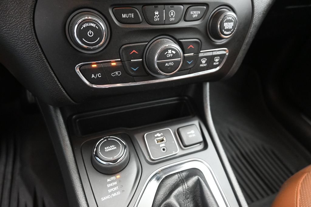 Used 2019 Jeep Cherokee Overland AWD/4WD image 21