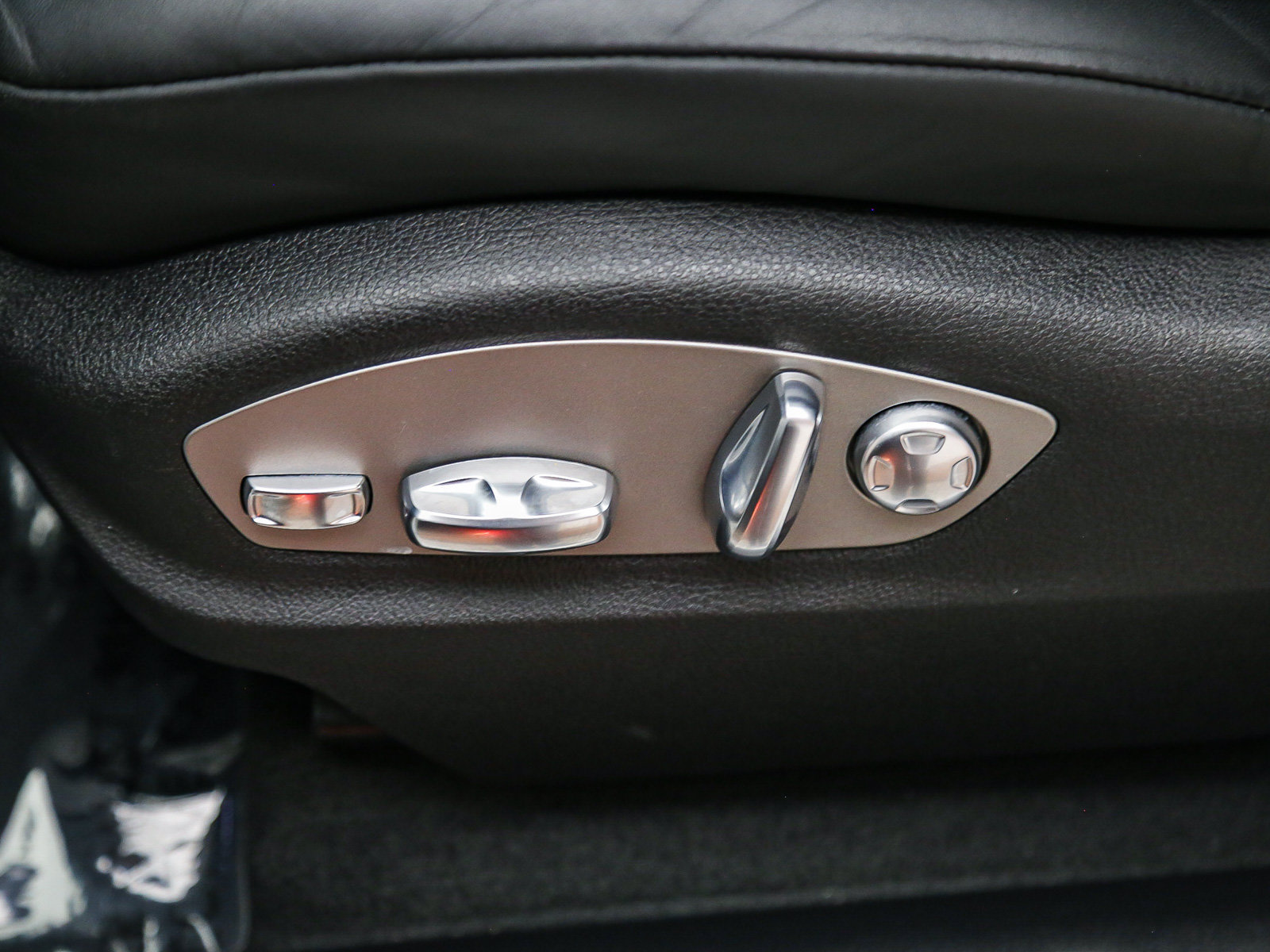 Certified 2026 Porsche Macan AWD/4WD image 25