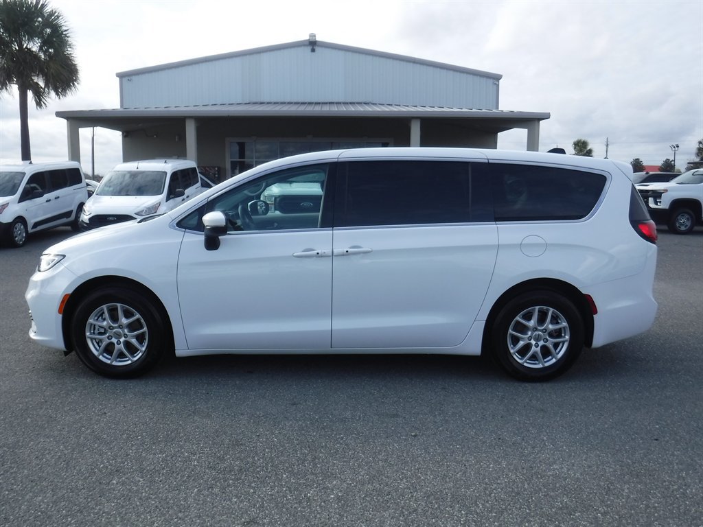 Used 2023 Chrysler Pacifica Touring-L FWD image 1