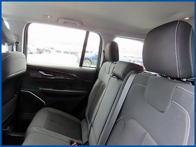 Used 2023 Jeep Grand Cherokee Laredo w/ Luxury Tech Group I AWD/4WD image 10