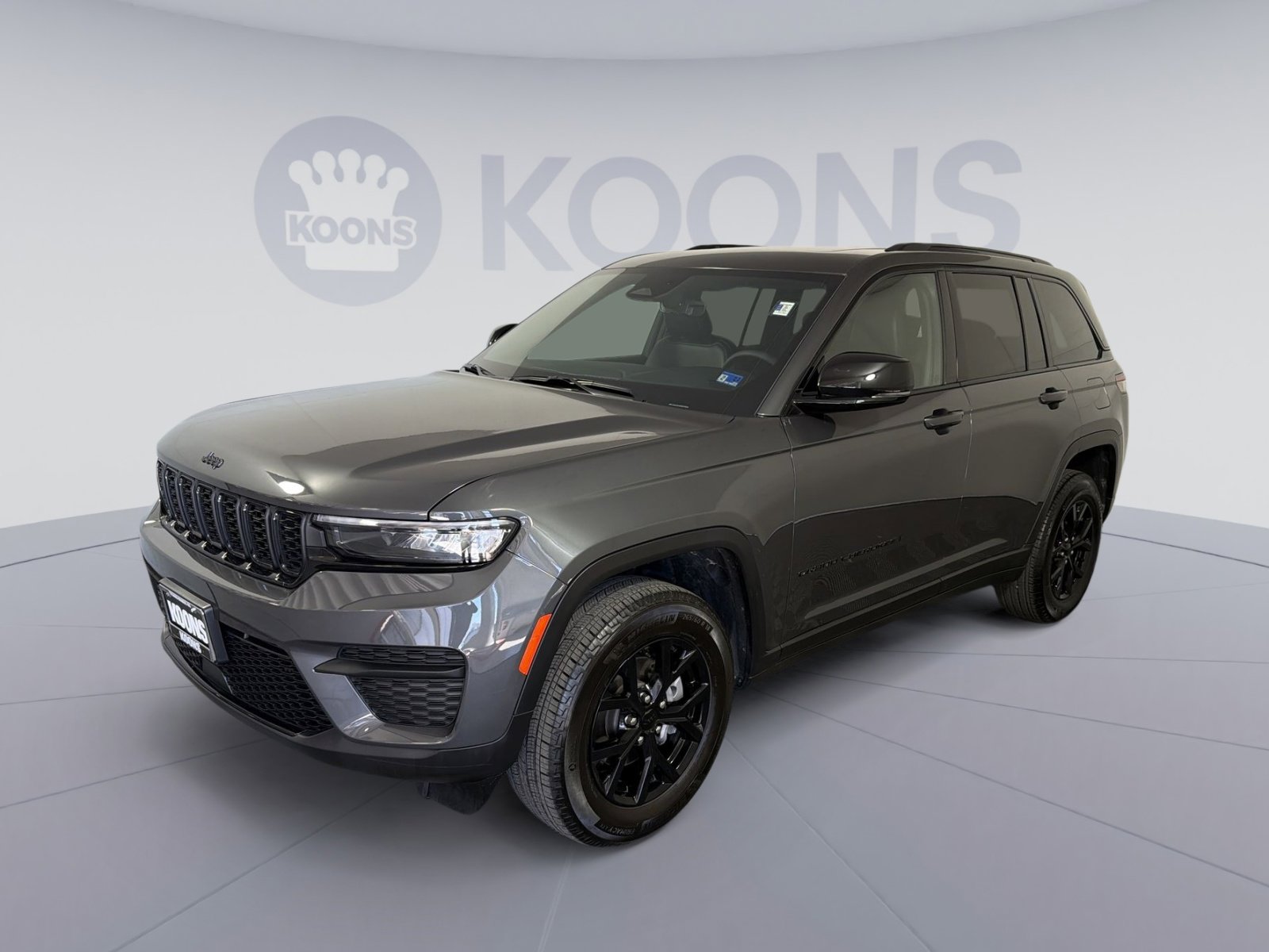 Used 2025 Jeep Grand Cherokee Altitude image 1