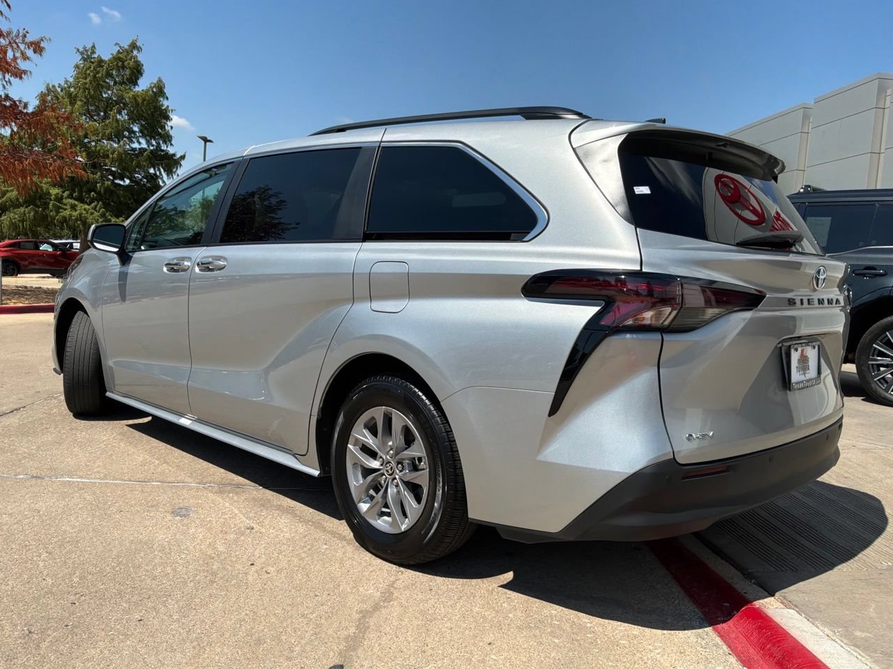 Used 2025 Toyota Sienna XLE FWD image 8