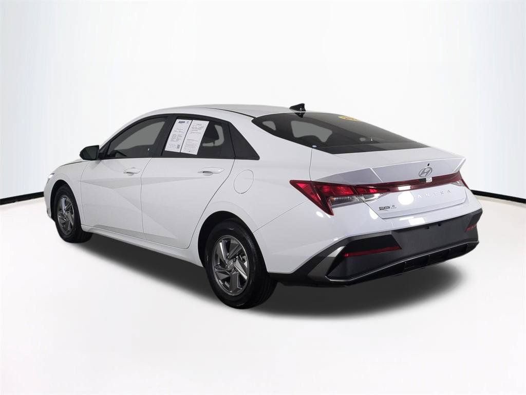 Used 2025 Hyundai Elantra SE FWD image 7