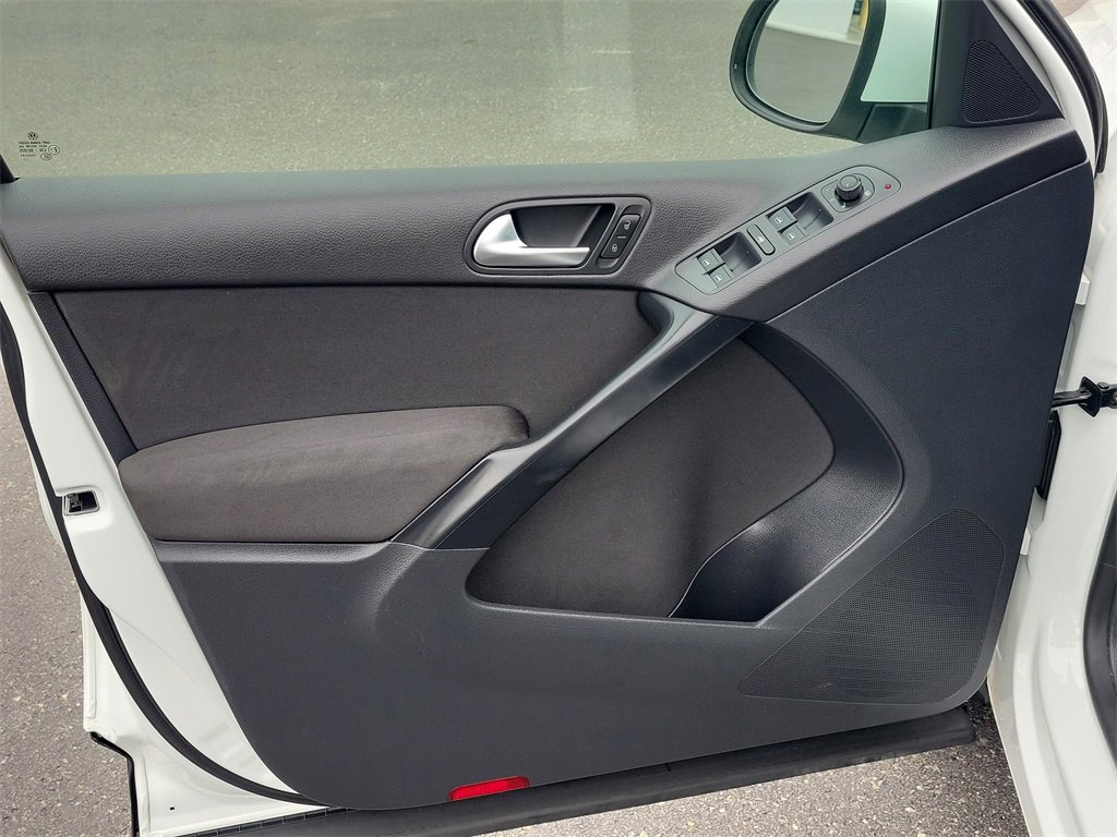 Used 2017 Volkswagen Tiguan Limited w/ Premium Package image 17