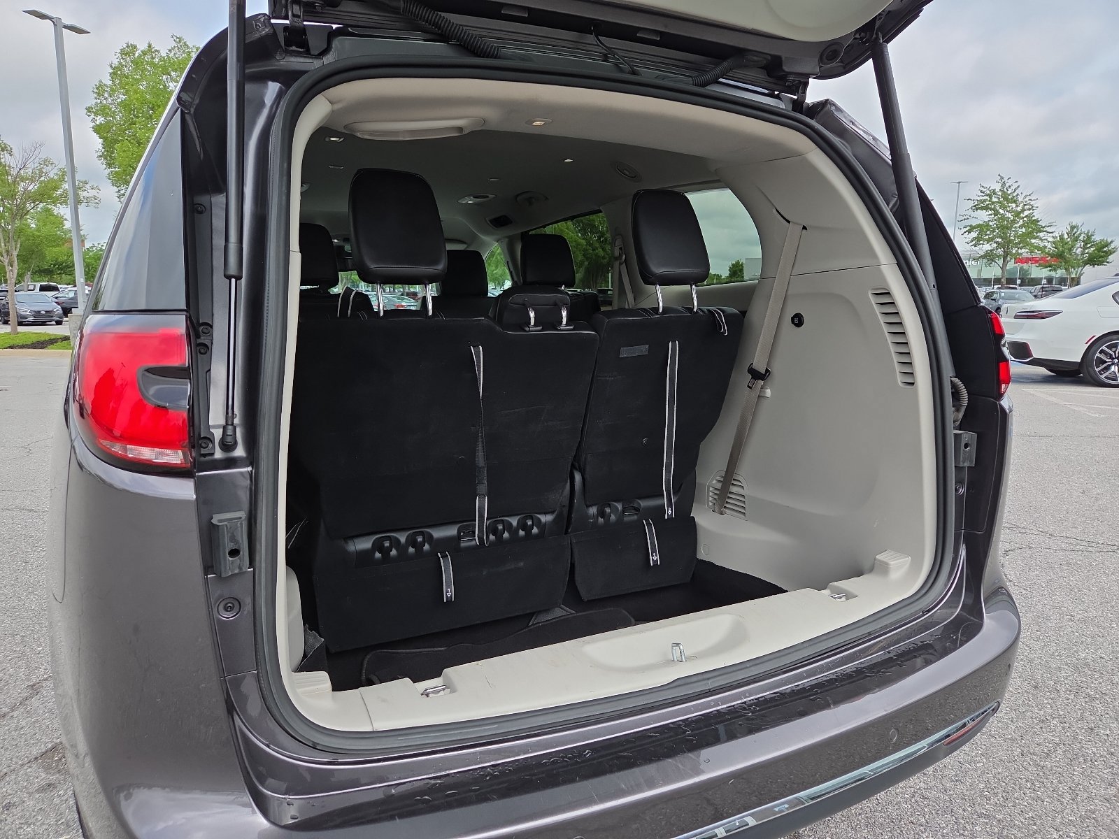 Used 2023 Chrysler Pacifica Touring-L FWD image 8