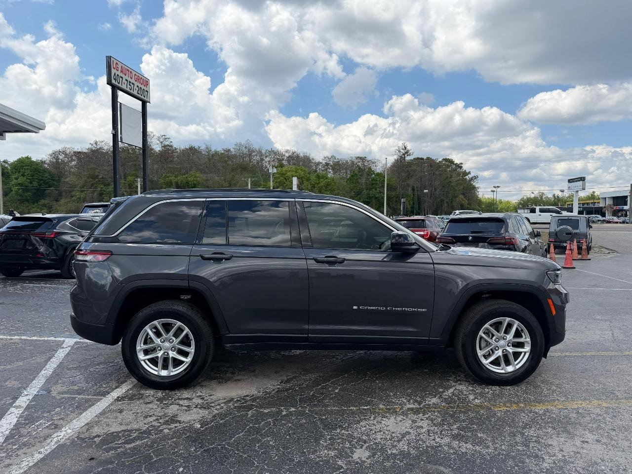 Used 2025 Jeep Grand Cherokee Laredo X image 8