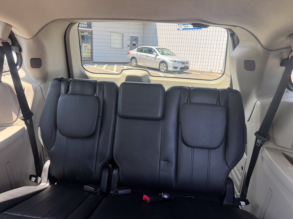 Used 2014 Chrysler Town & Country Touring FWD image 28