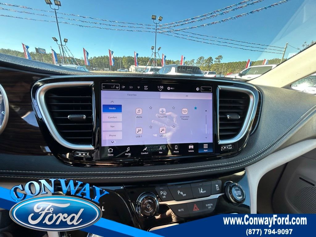 Used 2022 Chrysler Pacifica Limited w/ Uconnect Theater Family Group image 43