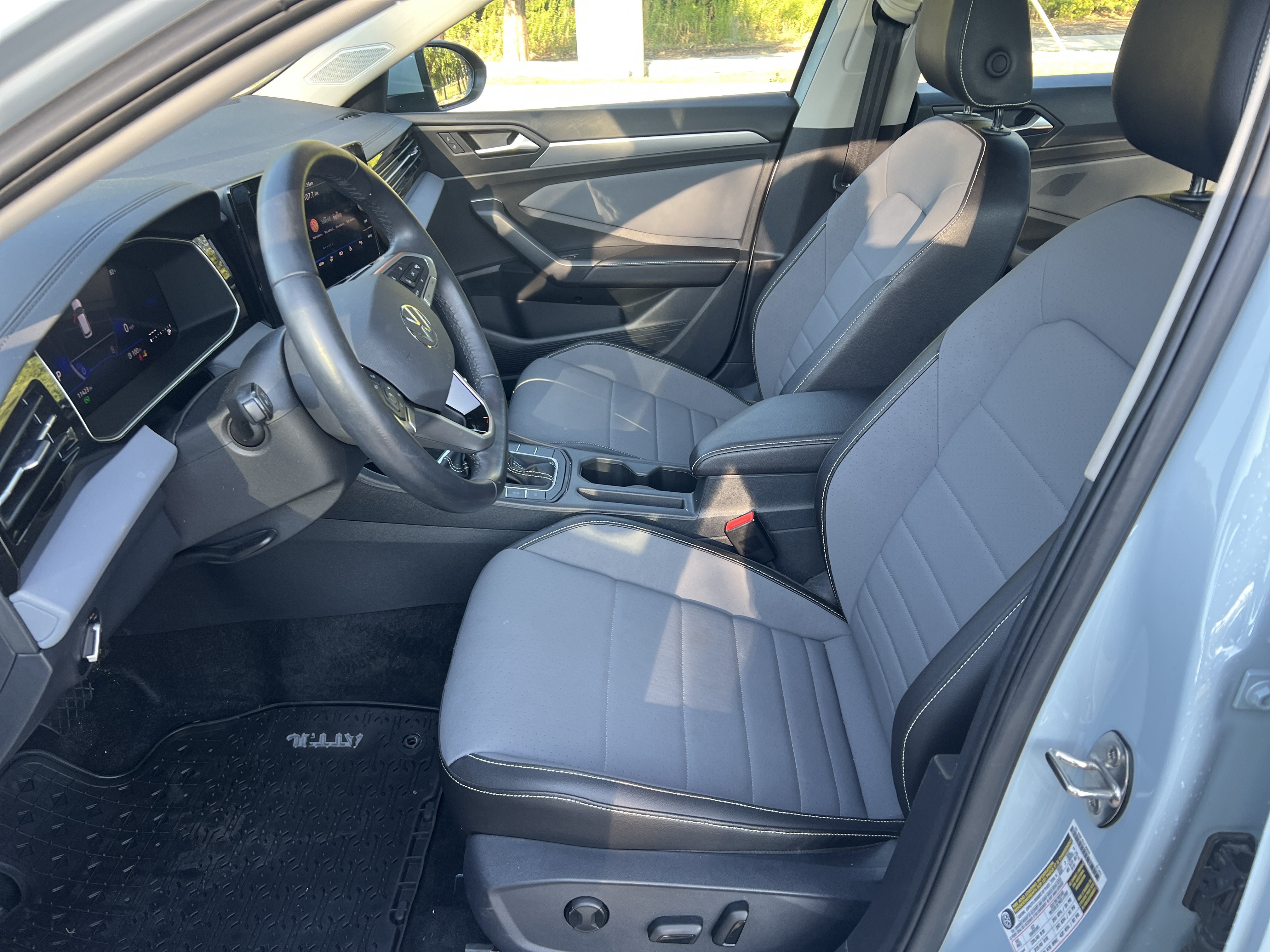 Certified 2025 Volkswagen Jetta SE w/ Sunroof Package FWD image 14