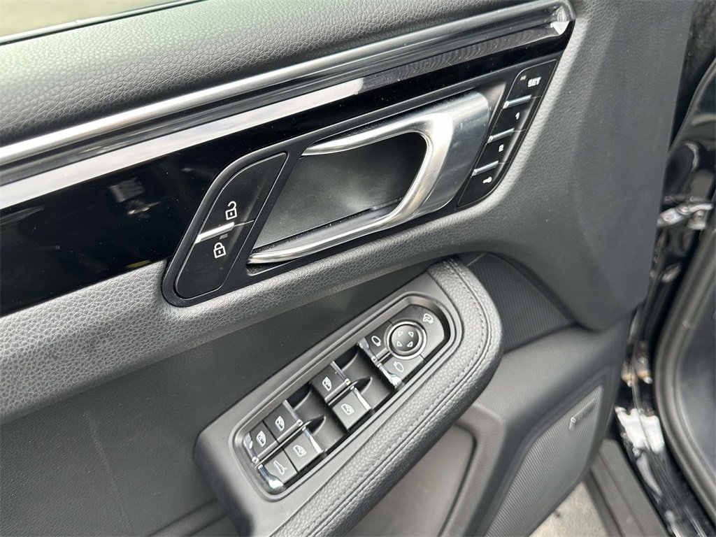 Certified 2025 Porsche Macan image 18