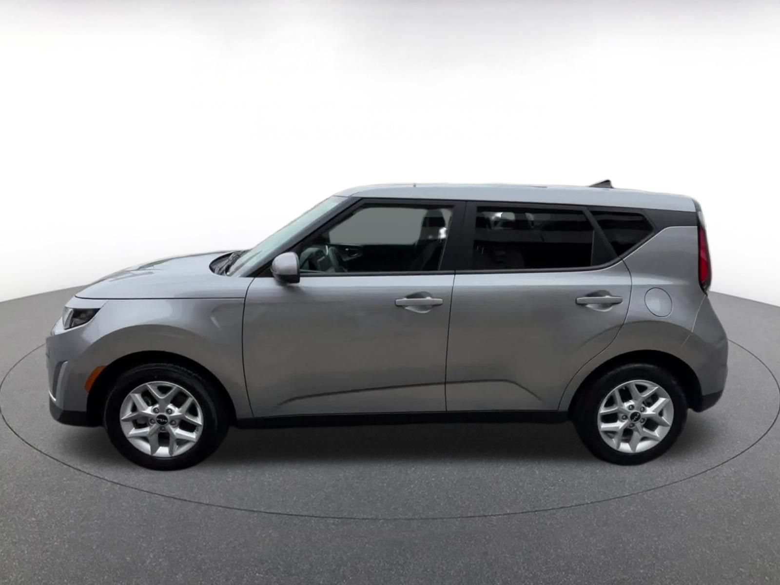 Used 2025 Kia Soul LX w/ LX Technology Package FWD image 8