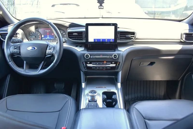 Used 2020 Ford Explorer XLT w/ Equipment Group 202A AWD/4WD image 13